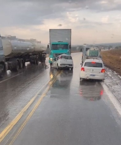 Colisão entre carro e caminhão mata quatro pessoas na BR-163