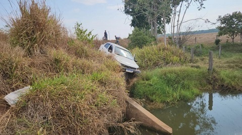 Motorista ''cochila'' ao volante e carro quase cai em vala de escoamento de água