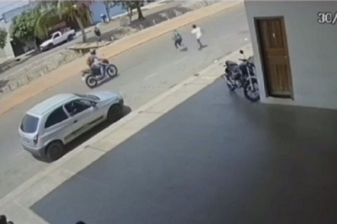 Crianças saem correndo da calçada e são atropeladas por moto em Sinop