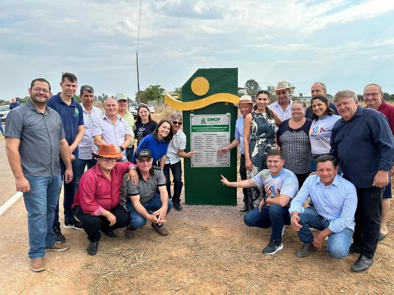 Prefeito inaugura obras de asfalto das estradas Adalgisa, Silvana e Jacinta