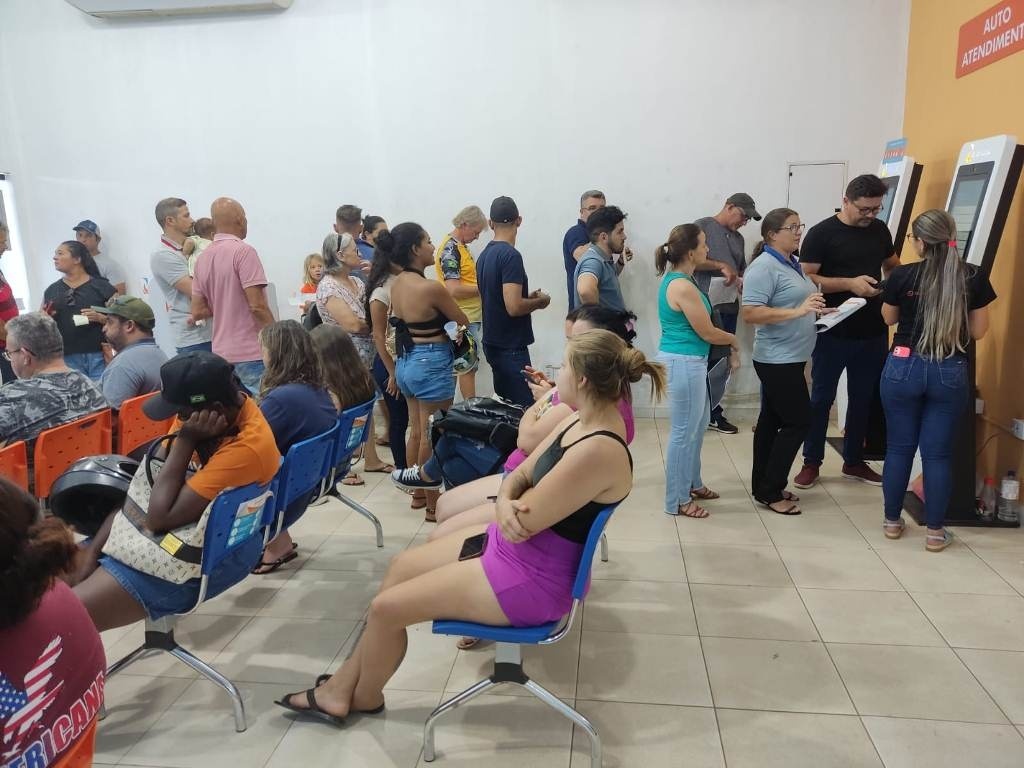Agência da Energisa tem fila pra fora da porta e clientes reclamam do atendimento