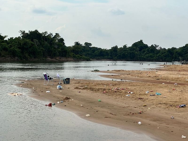 Praia do Rio Teles Pires acumula lixo após evento em Sinop