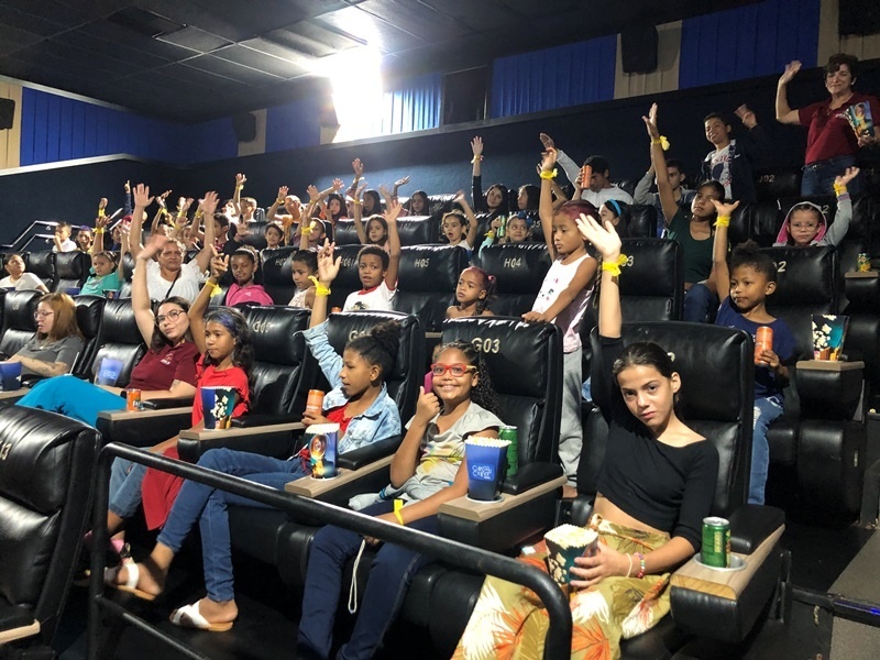 Crianças dos CRAS são presenteadas com manhãs de cinema e diversão