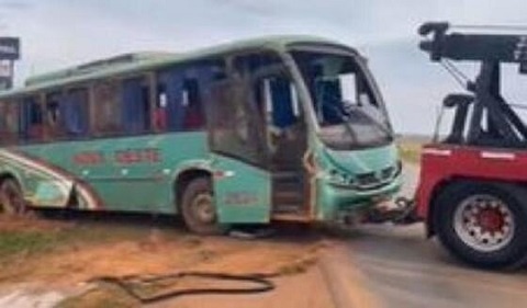 Tombamento de ônibus deixa 3 trabalhadores feridos