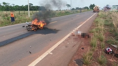 Homem morre após moto colidir contra caminhão e pegar fogo