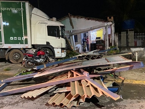 CaminhaÌƒo desgovernado invade casa em Sorriso