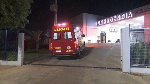 Briga entre ‘amigos’ em bar termina com homem esfaqueado