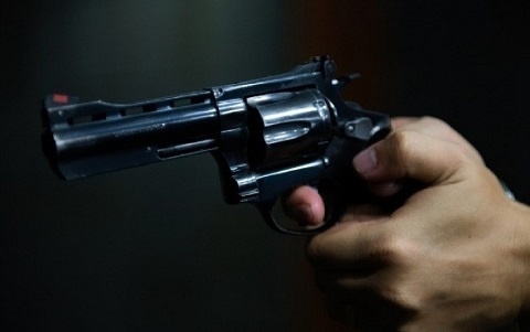 Homem é baleado na cabeça após sair da igreja