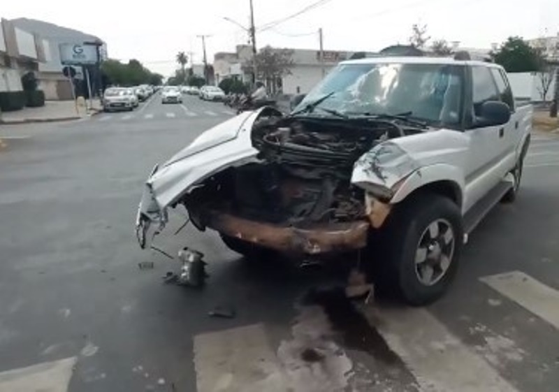 Acidente no centro de Sinop envolve quatro veículos e deixa uma pessoa ferida
