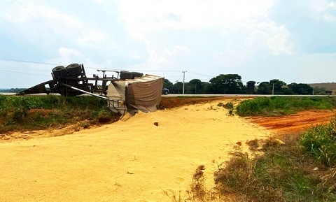 Vagão de carreta tomba na BR-163 em Sorriso