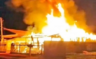 Jovem ateia fogo em casa de ex-namorada por não aceitar fim de relacionamento