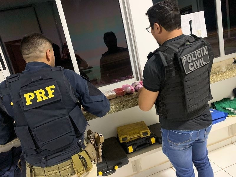 Polícia Civil e PRF prendem dupla transportando pasta base, maconha e skunk em Sorriso