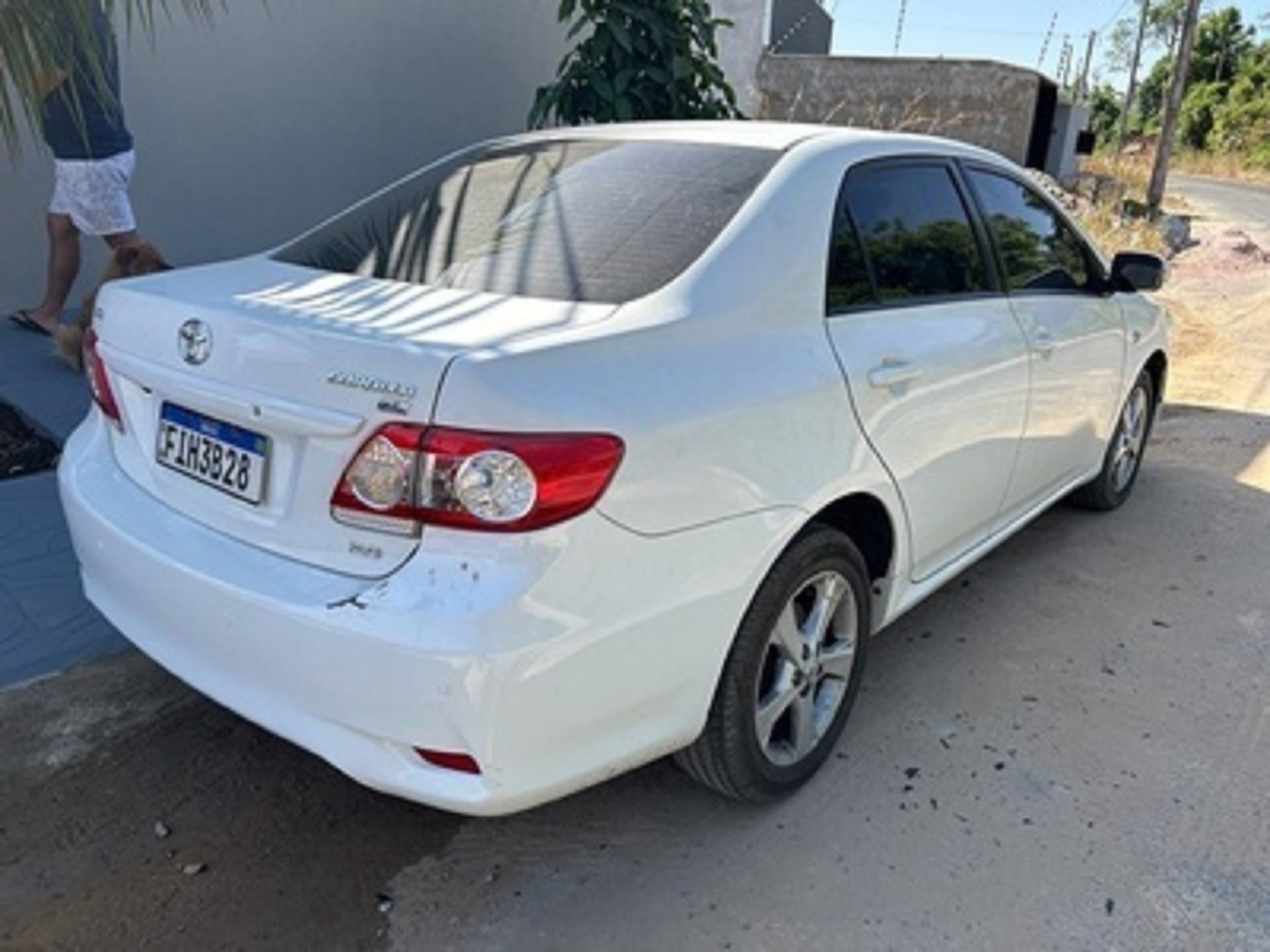 Carro furtado de lavador é localizado abandonado
