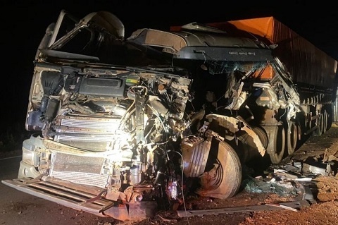 Mulher presencia acidente, tenta ajudar e acaba atropelada