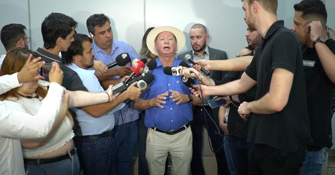 Prefeito afasta secretária dizendo que ela volta se for inocente