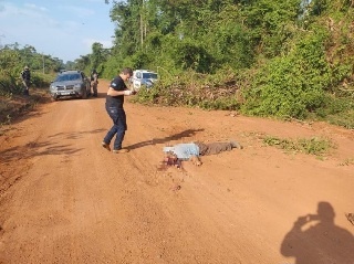 Corpo de homem é encontrado em estrada rural com a cabeça esmagada