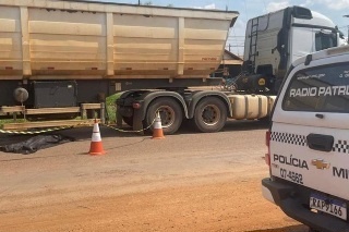 Jovem morre atropelado por carreta e motorista diz que ele se jogou na via
