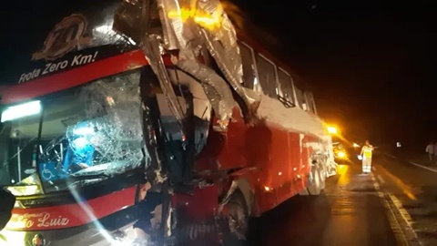Acidente entre ônibus e carreta deixa um morto e 35 pessoas feridas na BR-163