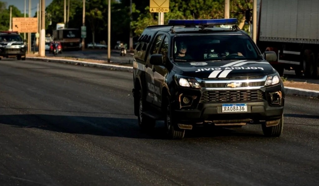 Policiais invadem chácara de ex-secretário de Saúde para roubar R$ 3 milhões