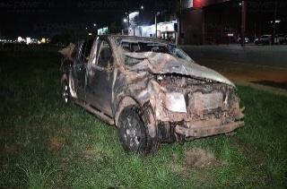 Motorista perde o controle da direção e capota caminhonete na BR-163