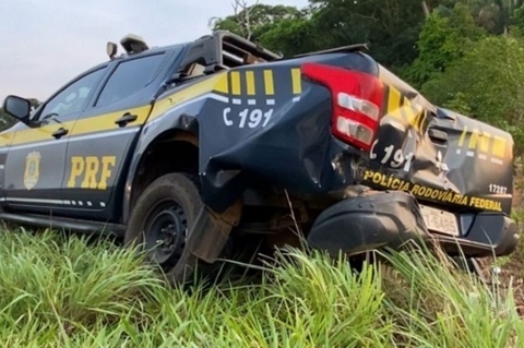 Policial da PRF é arremessado após viatura ser atingida por caminhão