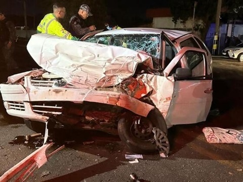 Idoso morre após invadir contramão e bater carro em carreta