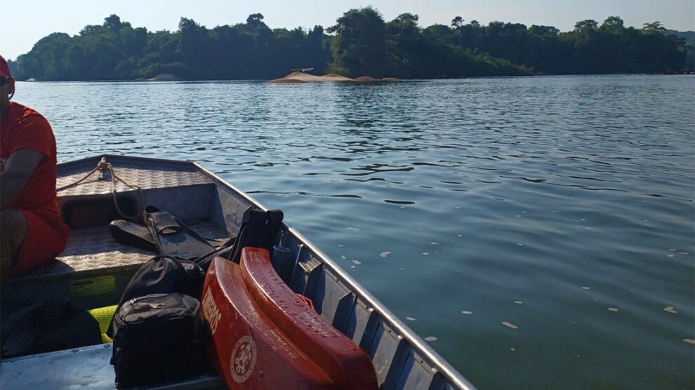 Barco com seis pessoas vira e uma delas desaparece em Sinop