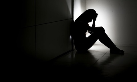 Homem tranca esposa em quarto e estupra enteada de 18 anos