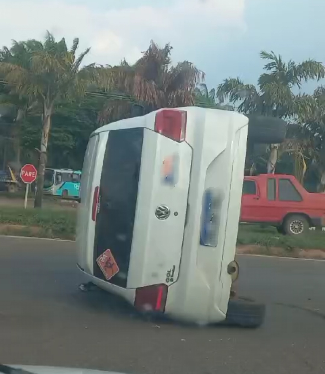 Carro tomba após colisão na BR-163 em Sinop