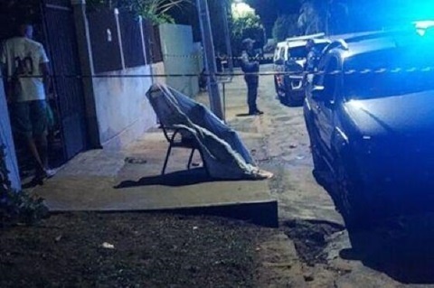Homem é assassinado com tiros na cabeça na frente da casa da mãe