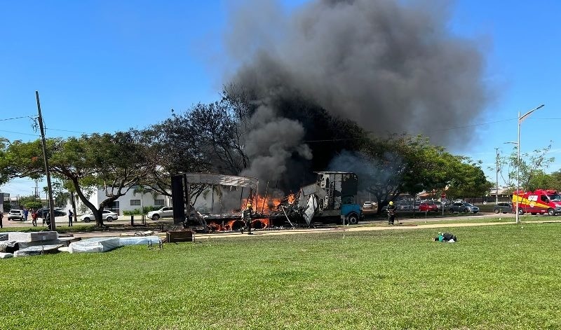 Caminhão enrosca em fio e pega fogo em Sinop