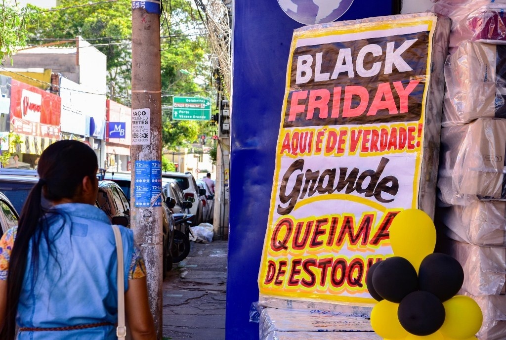 Consumidores devem pesquisar preços de produtos antes da Black