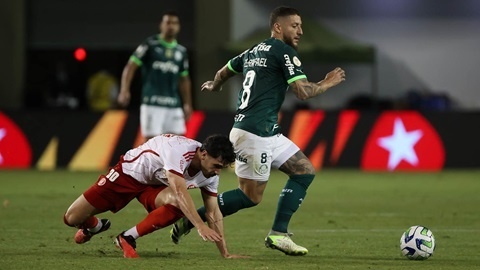 Palmeiras faz 3 no Internacional e dorme na liderança