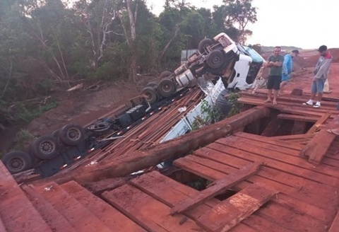 Ponte de madeira cede e carreta despenca em rodovia de MT