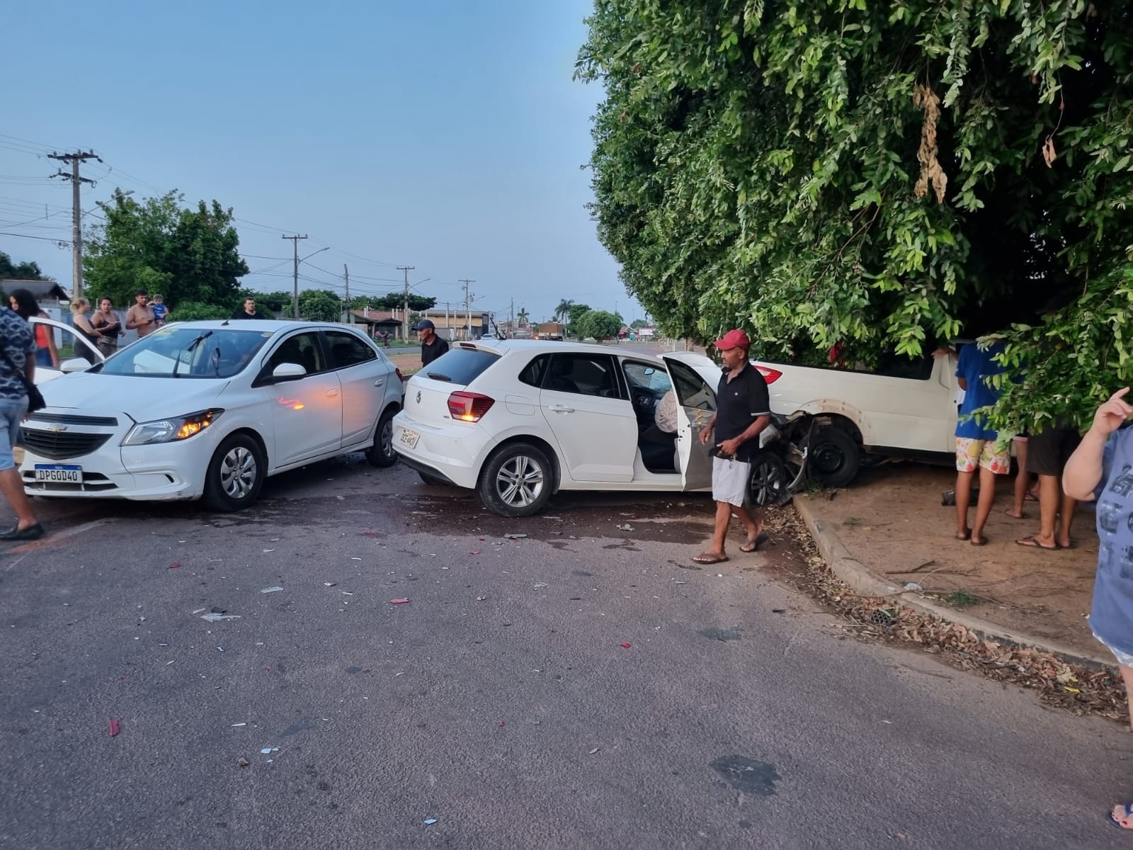 Colisão entre três veículos é registrada em avenida de Sinop