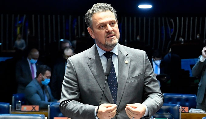 Revoltado com suplente, Fávaro sai do MAPA, volta ao Senado e troca equipe