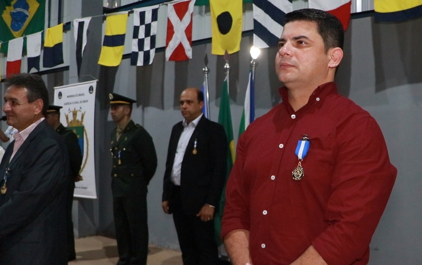 Almirante entrega medalhas para ‘Amigos da Marinha’ em Sinop