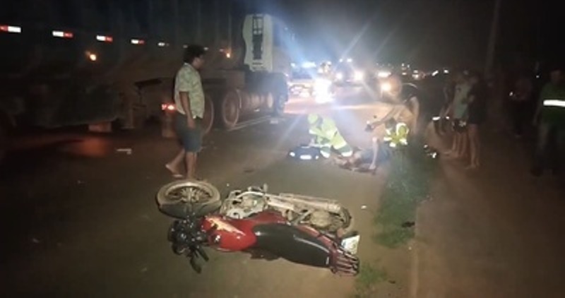 Condutor de moto bate de frente contra carreta e fica em estado grave em Sinop