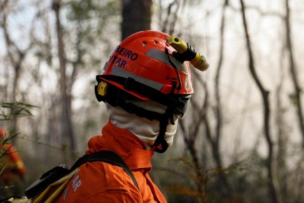 Bombeiros realizam ações preventivas para garantir extinção do fogo no Pantanal de MT