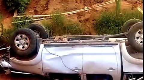 Caminhonete capota após passar por quebra-molas em Santa Carmem