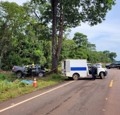 Dois morrem após caminhonete colidir em árvore na MT-423 entre Sinop e Cláudia