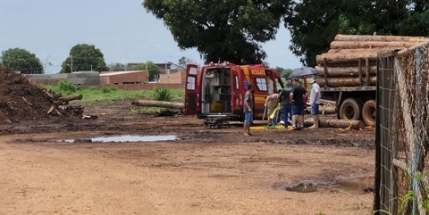 Sinop: Tora de madeira descarrilha e atinge perna de trabalhador