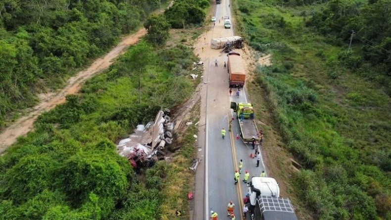 Motorista morre em grave acidente entre dois veículos de carga na BR-163