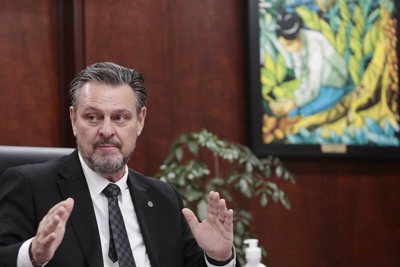 Fávaro retorna ao Senado para votar a favor da indicação de Dino ao STF