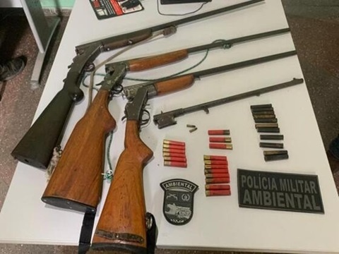 PM apreende espingardas e prende três homens