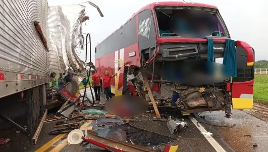Acidente entre carreta e ônibus deixa uma pessoa morta e duas feridas entre Lucas do Rio Verde e Sorriso