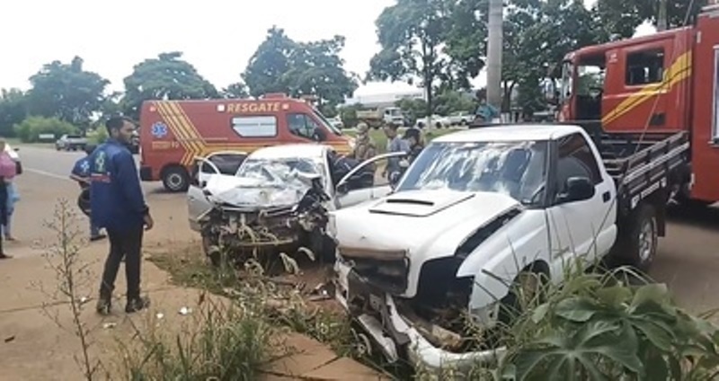 Acidente entre carro e camionete deixa mulher ferida em Sinop