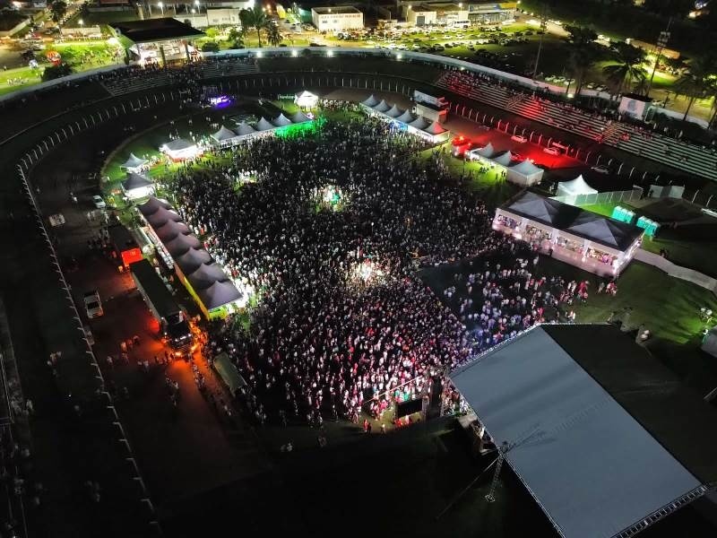 Réveillon em Sinop com show de Felipe Araújo atrai multidão de 32 mil pessoas