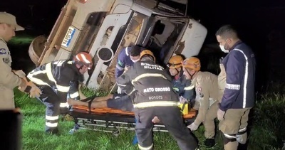 Carreta carregada com tora tomba na estrada Nanci em Sinop