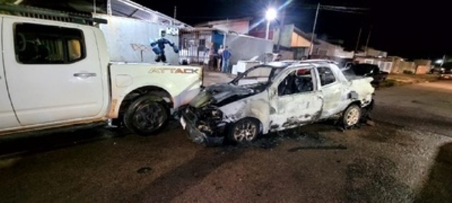 Carro fica destruído por incêndio após bater em camionete em Sinop